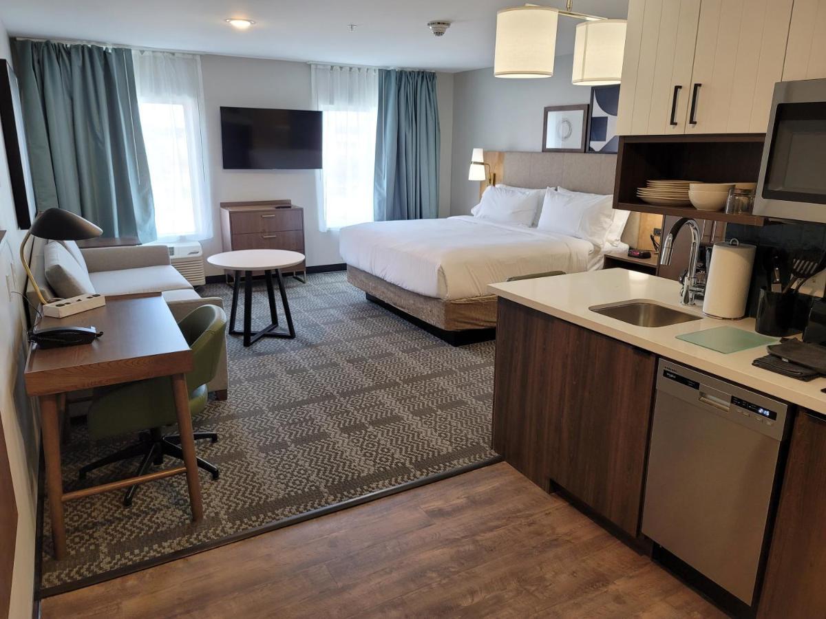 Studio Suite with King Bed - Non-Smoking