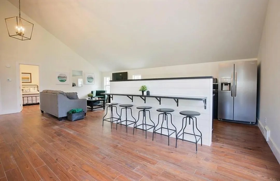 Cottage Park Carriage House--Rest And Explore With Hollyhock-1