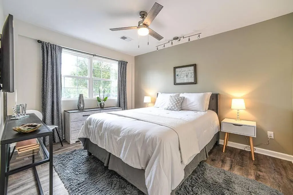 Ground Level Flat With Washer-Dryer & Easy Parking-1