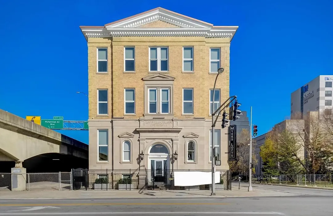 Frontdesk Myers Medical Lofts Downtown Louisville-1