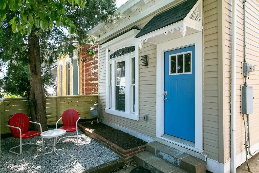 Bright & Modern Cottage In A Hip & Walkable Area!-1