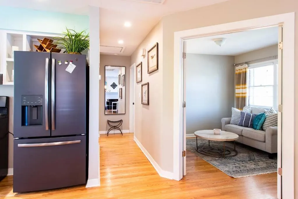 Charming 2 -Bedroom Home Near The Highlands-1
