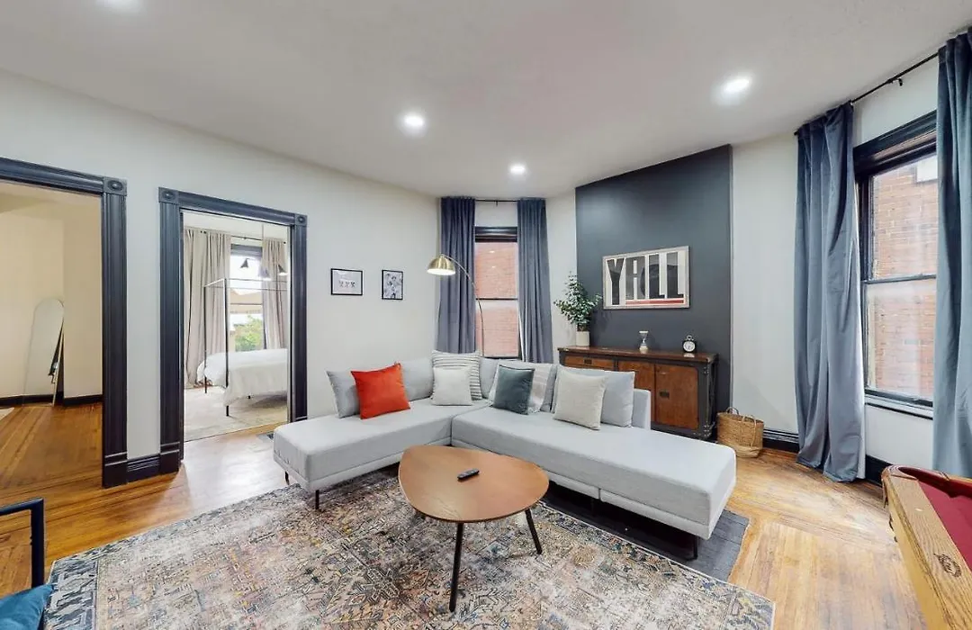 Stylish 2Nd Floor Apartment With Pool Table Office Space Near Churchill Downs-1