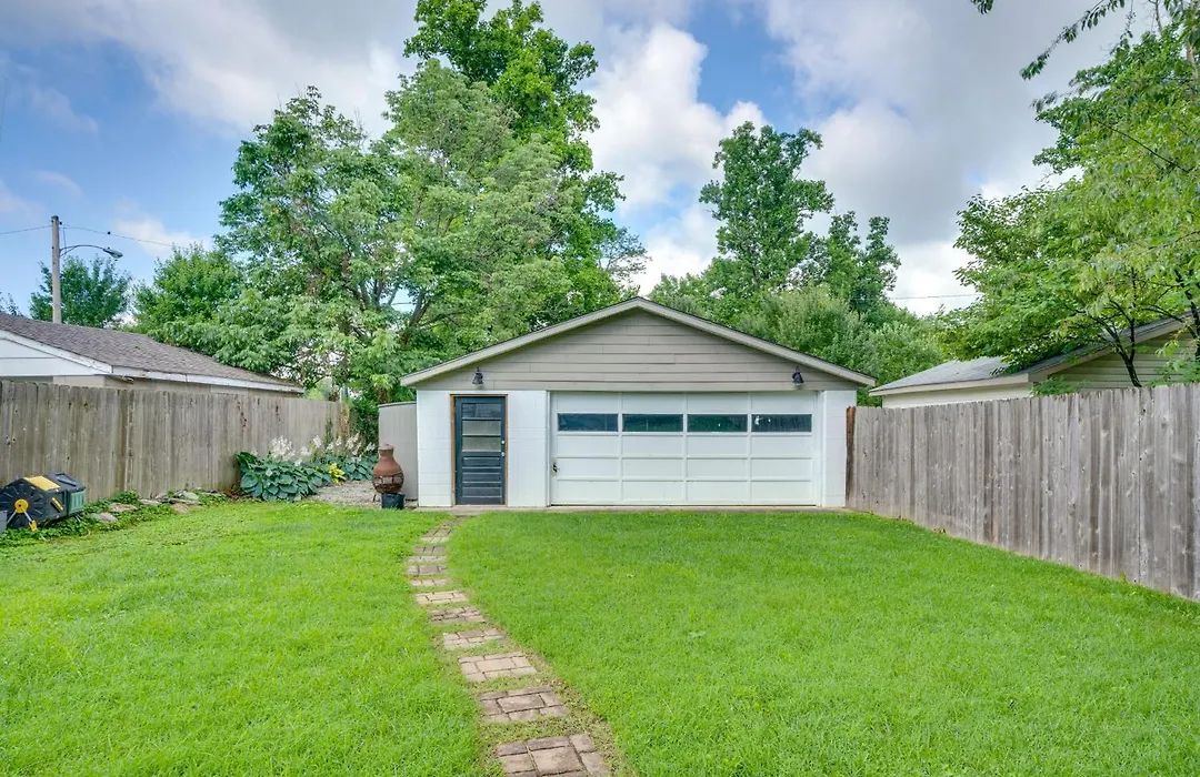 Charming Louisville Retreat W/ Patio & Fireplace!-1
