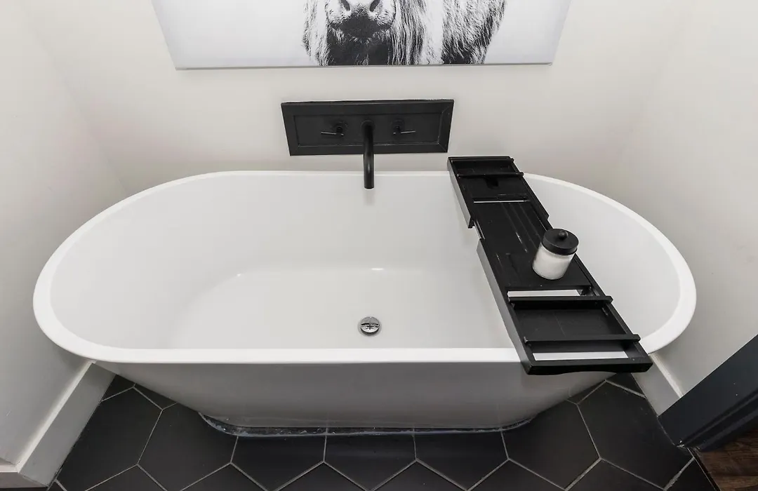 Derby City Plush Loft --- 6 Bed 4 Bath By Hollyhock Suites-1