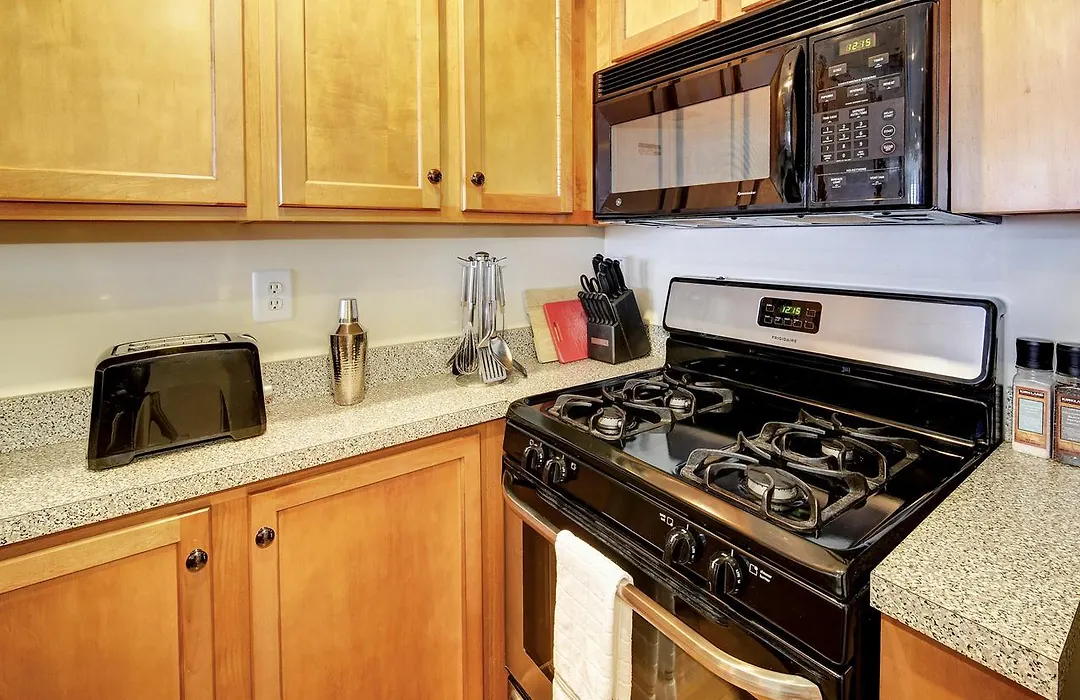 Restaurant Row Townhouse 2 King Bedrooms-1