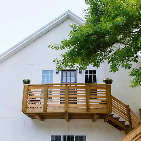 Cottage Park Carriage House--Rest And Explore With Hollyhock-3