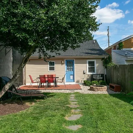 Bright & Modern Cottage In A Hip & Walkable Area!-2