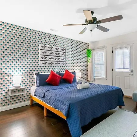 Bright & Modern Cottage In A Hip & Walkable Area!-3