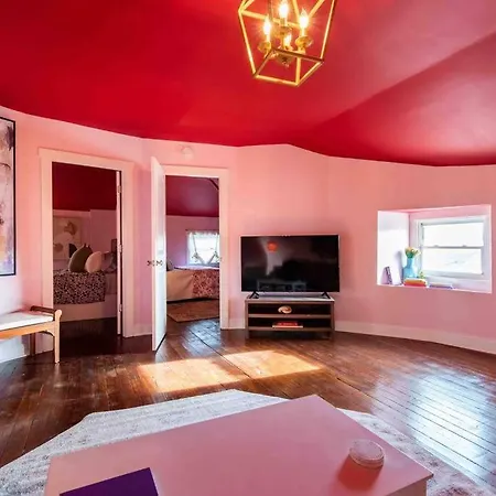 The Germantown Penthouse - Stylish Two Bedroom **Free Parking**-3