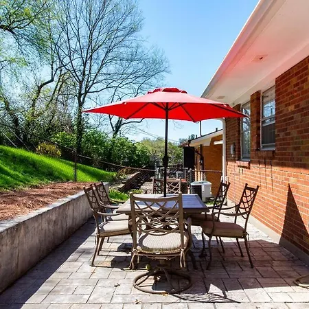 Charming 2 -Bedroom Home Near The Highlands-3