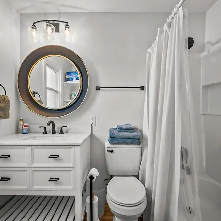 Cozy Condo Near Downtown!-3