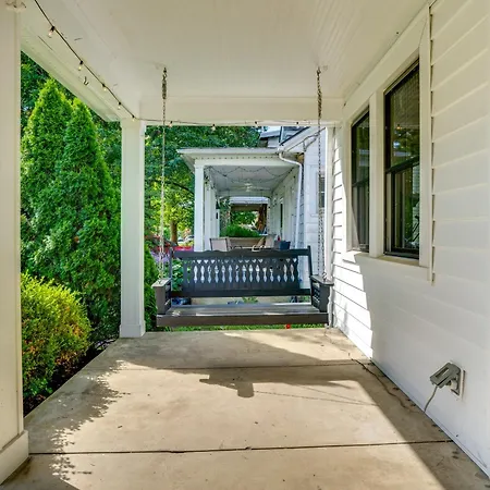 Charming Louisville Retreat W/ Patio & Fireplace!-2
