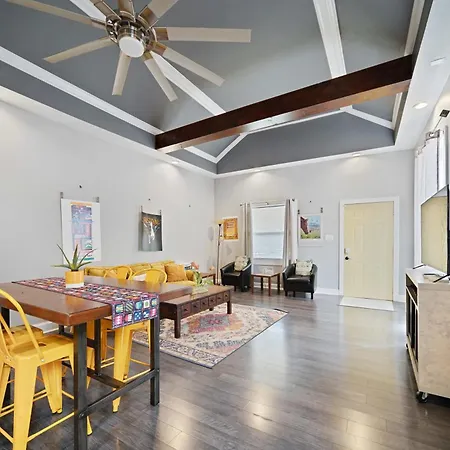 Swanky 3 Bedroom 2 5 Bath With King Bed Parking-2