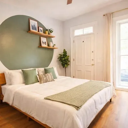 Remodeled Modern Home - Private Backyard & Games!-2
